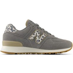 Buty New Balance WL574IJ2 szare. Szare buty sportowe na co dzień damskie bez wzorów, z bawełny. Za 668.70 zł.