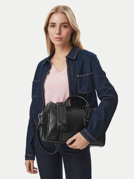 Guess Torebka V6BZ06 W4595 Czarny. Czarne torebki klasyczne damskie Guess, z aplikacjami, bez dodatków. Za 434.99 zł.
