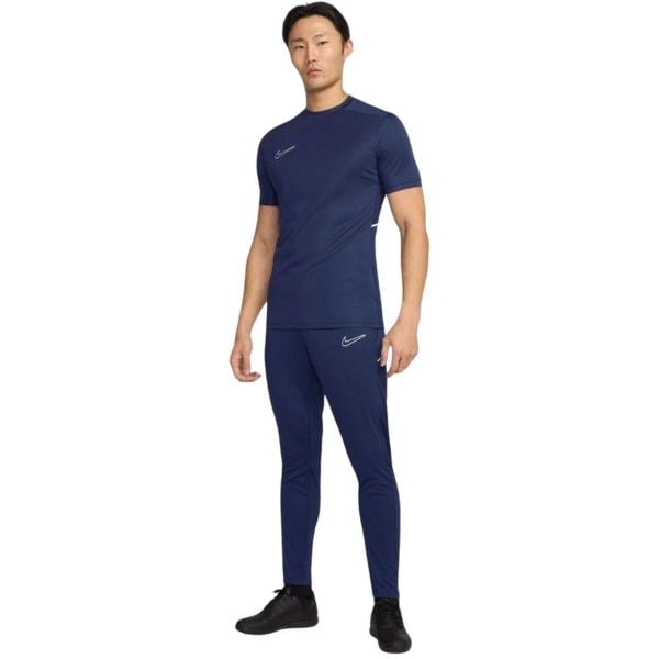 Męskie Spodnie Do Biegania Academy 25 DriFIT. Czarne spodnie materiałowe męskie Nike, bez wzorów, z dzianiny. Za 179.99 zł.