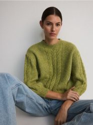 Sweter z warkoczowym splotem - zielony. Zielone swetry klasyczne damskie Reserved, l, z dzianiny, bez kołnierzyka. W wyprzedaży za 89.99 zł.