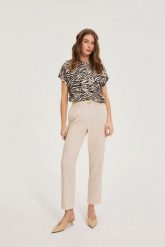 Spodnie z dodatkiem lnu beżowe. Brązowe spodnie materiałowe damskie MOODO, bez wzorów, ze lnu. Za 139.99 zł.