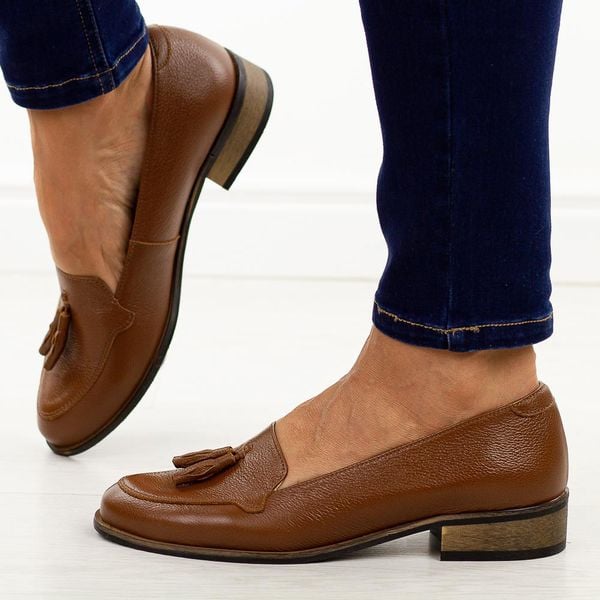 J. Brązowe skórzane Polskie mokasyny damskie Deoni D163A. Brązowe mokasyny damskie Deoni, ze skóry. Za 429.00 zł.