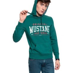 BLUZA MUSTANG Printed Hoodie DEEP TEAL 1009346 6433. Zielone bluzy z kapturem męskie Mustang, na zimę, m, z bawełny. W wyprzedaży za 69.99 zł.
