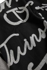 Szal damski z logo TWINSET. Szaliki i kominy damskie Twinset Milano, bez wzorów. W wyprzedaży za 293.30 zł.