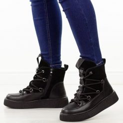 Czarne skórzane botki damskie Cambell 52330. Czarne botki damskie Cambell, na jesień, z jeansu, eleganckie, z okrągłym noskiem, bez obcasa, na płaskiej podeszwie, bez zapięcia. W wyprzedaży za 278.07 zł.