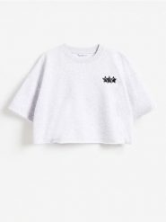 Bawełniany t-shirt z nadrukiem - jasnoszary. Szare koszulki dziewczęce Reserved, bez wzorów, z bawełny, bez ramiączek. Za 39.99 zł.
