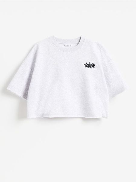 Bawełniany t-shirt z nadrukiem - jasnoszary. Szare koszulki dziewczęce Reserved, bez wzorów, z bawełny, bez ramiączek. Za 39.99 zł.