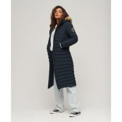 Długi pikowany płaszcz z kapturem Fuji od SUPERDRY. Niebieskie płaszcze damskie Superdry., bez wzorów, eleganckie. W wyprzedaży za 591.60 zł.