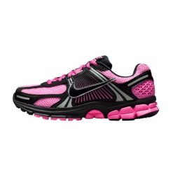 Buty Nike Zoom Vomero 5 Różowe/Czarne/Srebrne. Czarne obuwie do biegania damskie Nike, nike zoom. Za 595.00 zł.