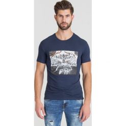 GRANATOWY T-SHIRT TRUSSARDI JEANS. Niebieskie t-shirty męskie TRUSSARDI JEANS, l, bez wzorów, z bawełny, bez kołnierzyka. Za 94.50 zł.