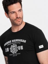 Męski bawełniany t-shirt z nadrukiem w stylu college – czarny V2 OM-TSPT-0137 - XL. Czarne t-shirty męskie Ombre Clothing, l, z aplikacjami, z bawełny, bez kołnierzyka. Za 44.99 zł.