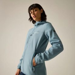 Damska kurtka Ossek Softshell. Niebieskie kurtki softshell damskie Regatta, bez wzorów, z materiału, z kapturem. Za 263.50 zł.