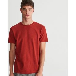 T-shirt z prazkowanej dzianiny - Czerwony. Czerwone t-shirty damskie Reserved, l, bez wzorów, z dzianiny, bez kołnierzyka. Za 69.99 zł.
