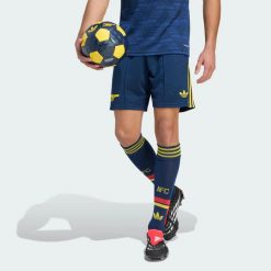 Spodenki wyjazdowe Arsenal FC 26/27. Niebieskie szorty męskie Adidas, z dzianiny, bez kołnierzyka. Za 199.00 zł.