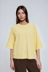 Bluza z krótkimi i szerokimi rękawami żółta. Żółte bluzy bez kaptura damskie MOODO, l, z bawełny. Za 89.99 zł.