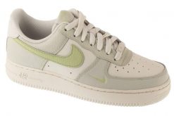 Buty sportowe Sneakersy damskie, Air Force 1 07. Białe buty sportowe na co dzień damskie Nike, bez wzorów, z materiału, trekkingowe, nike air force. Za 499.99 zł.
