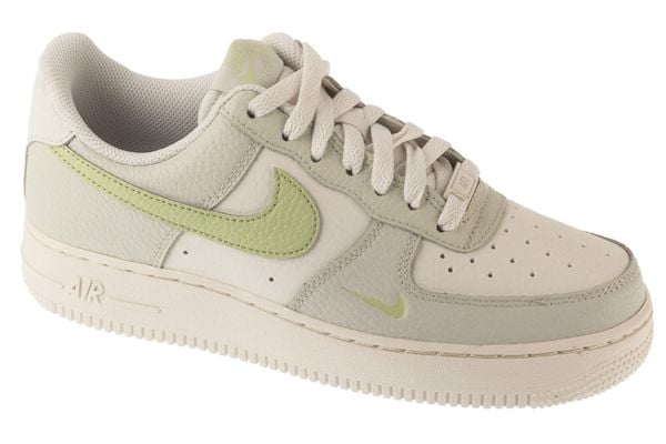 Buty sportowe Sneakersy damskie, Air Force 1 07. Białe buty sportowe na co dzień damskie Nike, bez wzorów, z materiału, trekkingowe, nike air force. Za 499.99 zł.