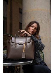 Victor & Hugo Paris Skórzana torebka "Jane" w kolorze brązowym - 36 x 35 x 24 cm rozmiar: onesize. Brązowe torebki klasyczne damskie Victor & Hugo Paris, bez wzorów, z materiału, bez dodatków. Za 441.45 zł.