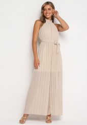 Beżowy Taliowany Kombinezon z Dekoltem Typu Halter z Gumką w Pasie i Materiałowym Paskiem Xolefia. Brązowe kombinezony damskie Born2be, bez wzorów, z jeansu, eleganckie, bez kołnierzyka, bez ramiączek. Za 89.99 zł.