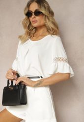 Biała Luźna Bluzka z Ażurową Wstawką na Rękawach Birian. Białe bluzki damskie Renee, w ażurowe wzory, z jeansu, eleganckie, bez kołnierzyka, bez ramiączek. Za 69.99 zł.