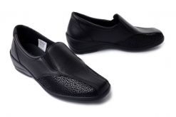 COMFORTABEL 940383-01 schwarz, półbuty damskie. Czarne półbuty damskie Comfortabel, bez wzorów, bez obcasa, na koturnie. Za 374.90 zł.