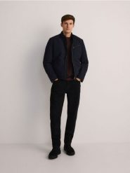 Bawełniany t-shirt regular fit - ciemnobrązowy. Brązowe t-shirty męskie Reserved, l, bez wzorów, z bawełny, bez kołnierzyka. W wyprzedaży za 29.99 zł.