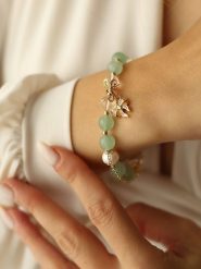 Pierres delicates Pozłacana bransoletka z kamieniami szlachetnymi i perłami rozmiar: onesize. Białe bransoletki damskie Pierres delicates, pozłacane. Za 43.99 zł.