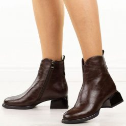 Brązowe skórzane botki damskie na obcasie Cambell 55319. Brązowe botki damskie Cambell, na jesień, z jeansu, eleganckie, z okrągłym noskiem, bez obcasa, na obcasie, bez zapięcia. W wyprzedaży za 278.07 zł.