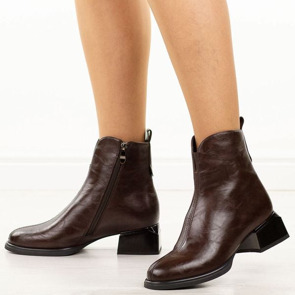 Brązowe skórzane botki damskie na obcasie Cambell 55319. Brązowe botki damskie Cambell, na jesień, z jeansu, eleganckie, z okrągłym noskiem, bez obcasa, na obcasie, bez zapięcia. W wyprzedaży za 254.15 zł.