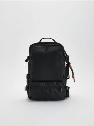 Plecak z uchwytem - czarny. Czarne plecaki męskie Reserved, bez wzorów. Za 259.99 zł.