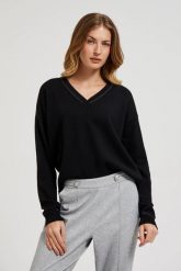 Sweter z dekoltem w serek i długimi rękawami czarny. Czarne swetry klasyczne damskie MOODO, l, z poliamidu, bez kołnierzyka. W wyprzedaży za 51.98 zł.