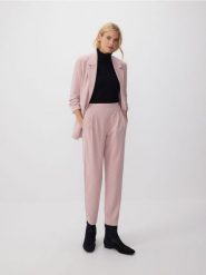 Spodnie jogger z zakładkami - pastelowy róż. Czerwone spodnie materiałowe damskie Reserved, bez wzorów, z dzianiny. W wyprzedaży za 49.99 zł.