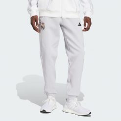 Spodnie Real Madrid UBP Doubleknit. Białe spodnie dresowe męskie Adidas, bez wzorów, z dresówki. Za 297.00 zł.