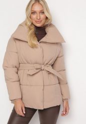 Beżowa Kurtka Wiązana w Pasie z Szerokim Kołnierzem i Pikowaniem Ramella. Brązowe kurtki damskie Born2be, l, bez wzorów, z jeansu, bez kaptura. Za 139.99 zł.