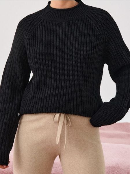 Sweter o grubym splocie - czarny. Czarne swetry klasyczne damskie Sinsay, l, ze splotem, bez kołnierzyka. Za 49.99 zł.