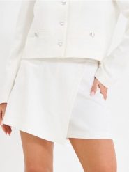Eleganckie spódnico-spodenki - kremowy. Białe szorty damskie Sinsay, bez wzorów, eleganckie. Za 39.99 zł.