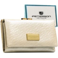 Portfel damski w kolorze ecru zamykany na zatrzask i bigiel - Peterson. Portfele damskie Peterson, bez wzorów, ze skóry ekologicznej. Za 77.99 zł.