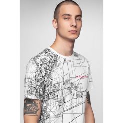 T-shirt męski TSM218 - biały allover. Białe t-shirty męskie 4f, m, bez wzorów, bez kołnierzyka. W wyprzedaży za 49.99 zł.