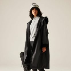 Unisex dla dorosłych wodoodporny szlafrok do zmiany. Brązowe szlafroki damskie Regatta, bez wzorów. W wyprzedaży za 533.55 zł.