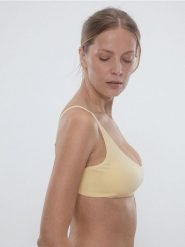 Miękki biustonosz - jasnożółty. Żółte biustonosze Reserved, bez wzorów, z dzianiny. Za 49.99 zł.