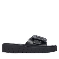 Klapki Tamaris. Czarne klapki damskie Tamaris, bez wzorów, bez obcasa. Za 299.99 zł.