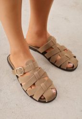 Ciemnobeżowe Klapki Gladiatorki z Ozdobną Sprzączką Lusanatia. Brązowe klapki damskie Renee, bez wzorów, bez obcasa, na płaskiej podeszwie. Za 79.99 zł.