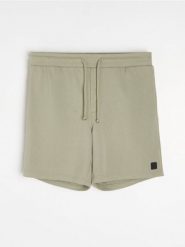 Szorty dresowe z wiązaniem - zielony. Zielone szorty męskie Sinsay, z dresówki, bez kołnierzyka. Za 39.99 zł.