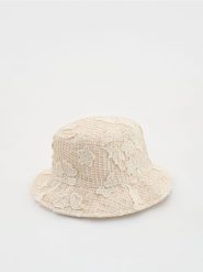 Ażurowy kapelusz bucket - kremowy. Białe kapelusze damskie Reserved, w ażurowe wzory. Za 79.99 zł.
