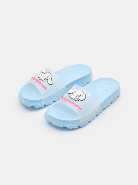 Klapki z antypoślizgową podeszwą Cinnamoroll - błękitny. Niebieskie klapki damskie Sinsay, bez wzorów, bez obcasa. Za 35.99 zł.