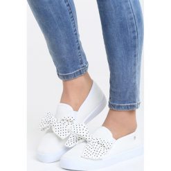 Białe Slip On Trip to Mars. Białe trampki i tenisówki damskie Born2be, bez wzorów, z materiału. Za 39.99 zł.