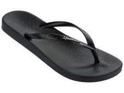 Japonki plażowe damskie Ipanema Anatomic Tan FEM. Czarne klapki damskie Ipanema, bez wzorów, z gumy, bez obcasa, na płaskiej podeszwie. Za 49.99 zł.