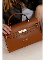 Mia Tomazzi Torebka "Tazzoli" w kolorze jasnobrązowym - 27 x 19 x 11 cm rozmiar: onesize. Brązowe torebki klasyczne damskie Mia Tomazzi, bez wzorów, z materiału, bez dodatków. Za 347.99 zł.