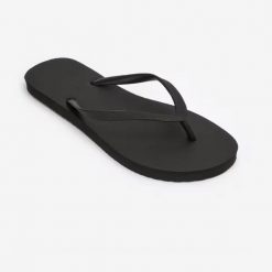 Japonki damskie Decathlon 100. Czarne klapki damskie Decathlon, bez wzorów, bez obcasa. Za 12.99 zł.