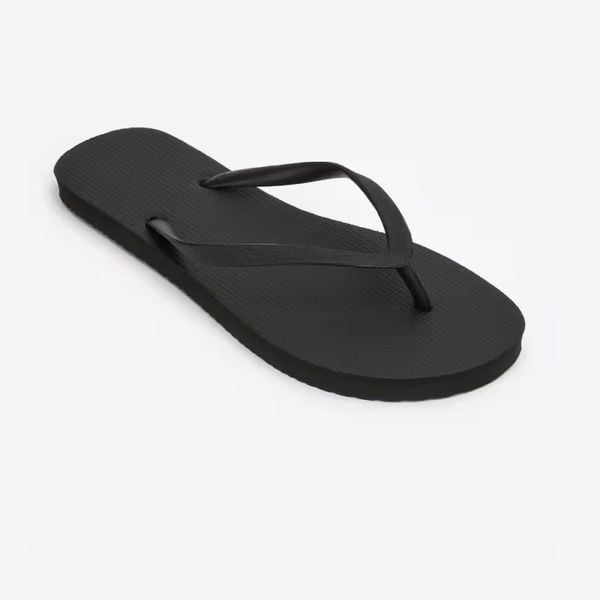 Japonki damskie Decathlon 100. Czarne klapki damskie Decathlon, bez wzorów, bez obcasa. Za 12.99 zł.